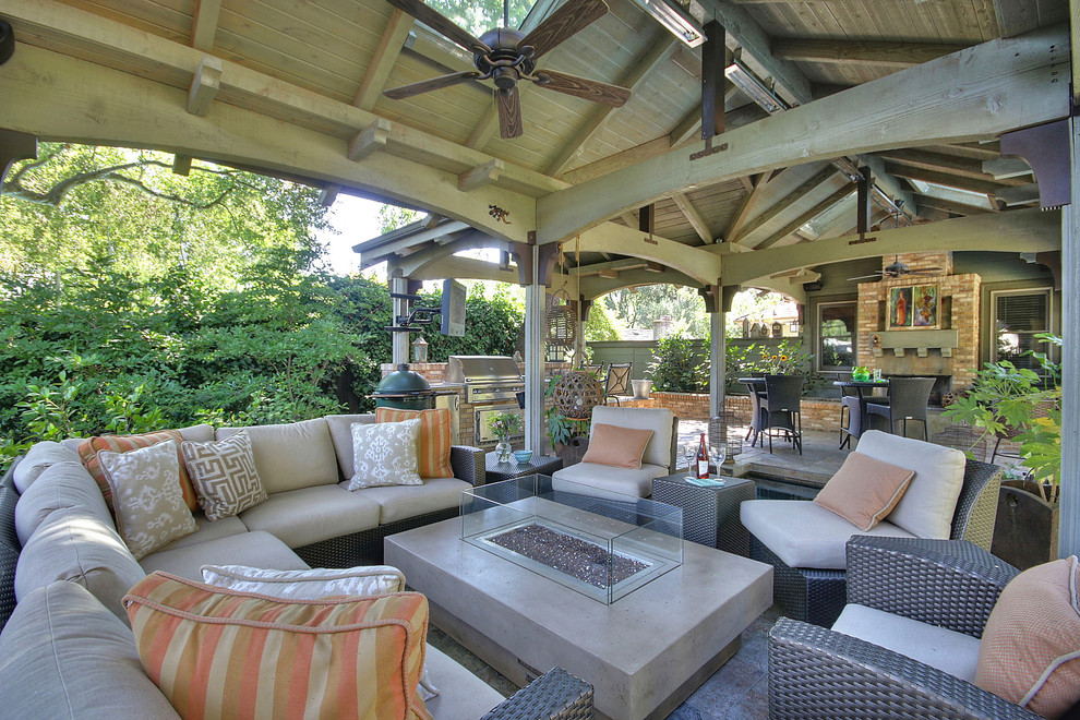 Idée de décoration pour une très grande terrasse arrière design avec une cuisine d'été, des pavés en pierre naturelle et un gazebo ou pavillon.