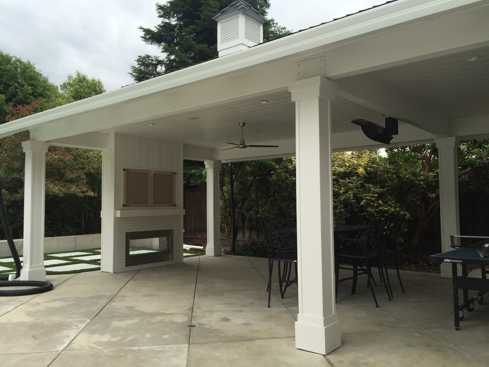 Пример оригинального дизайна: беседка во дворе частного дома среднего размера на заднем дворе в классическом стиле с местом для костра и мощением тротуарной плиткой