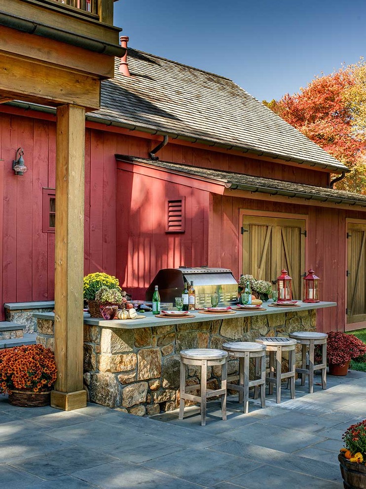 Mittelgroßer Landhaus Patio hinter dem Haus mit Outdoor-Küche in New York