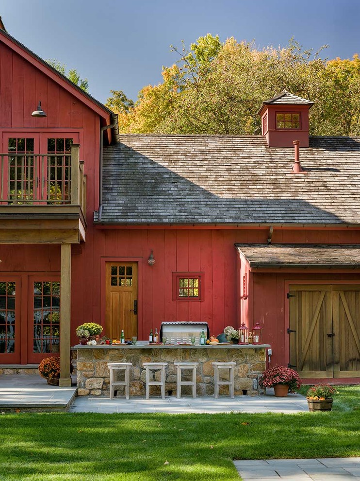 Imagen de patio de estilo de casa de campo de tamaño medio en patio trasero con cocina exterior