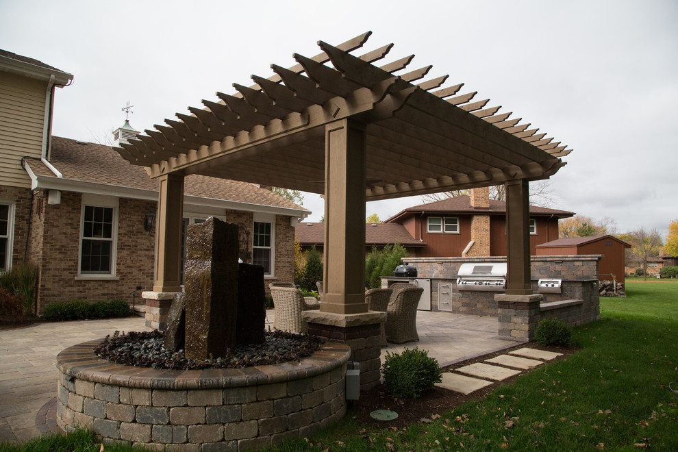 На фото: двор среднего размера на заднем дворе в стиле модернизм с фонтаном и покрытием из каменной брусчатки с
