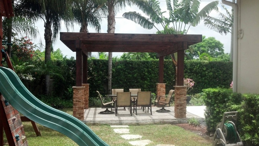 Esempio di un patio o portico design di medie dimensioni e dietro casa con pedane e una pergola