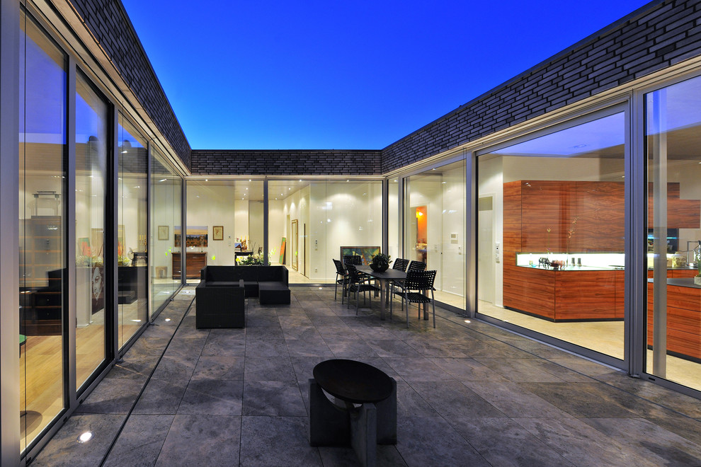 Großer, Unbedeckter Moderner Patio im Innenhof mit Natursteinplatten in Sonstige