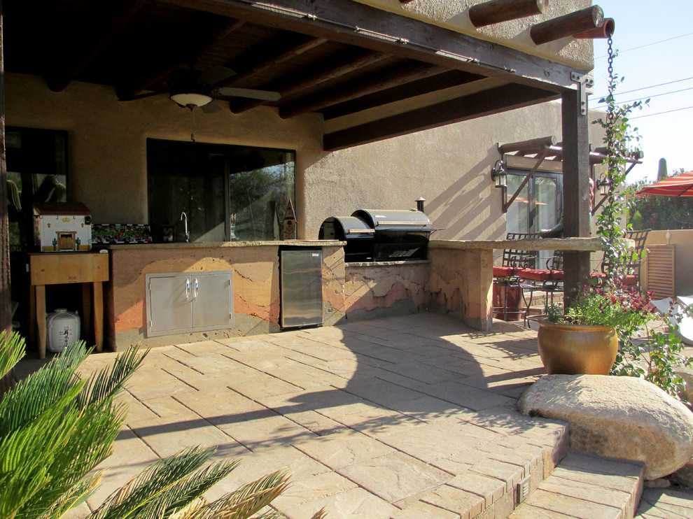 Foto de patio de estilo americano de tamaño medio en patio trasero y anexo de casas con cocina exterior y suelo de hormigón estampado