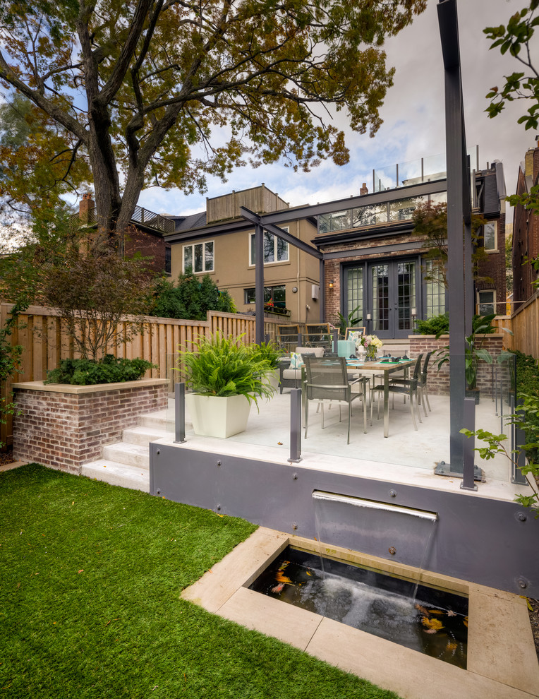 Moderne Pergola hinter dem Haus mit Wasserspiel in Toronto