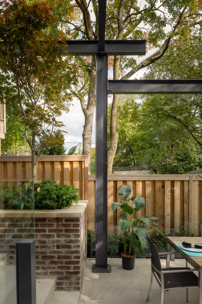 Idee per un patio o portico contemporaneo dietro casa con fontane e una pergola