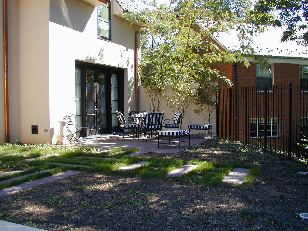 Immagine di un patio o portico contemporaneo di medie dimensioni e dietro casa con pavimentazioni in pietra naturale e nessuna copertura