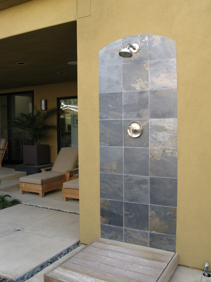 Inspiration pour une terrasse avec une douche extérieure design.
