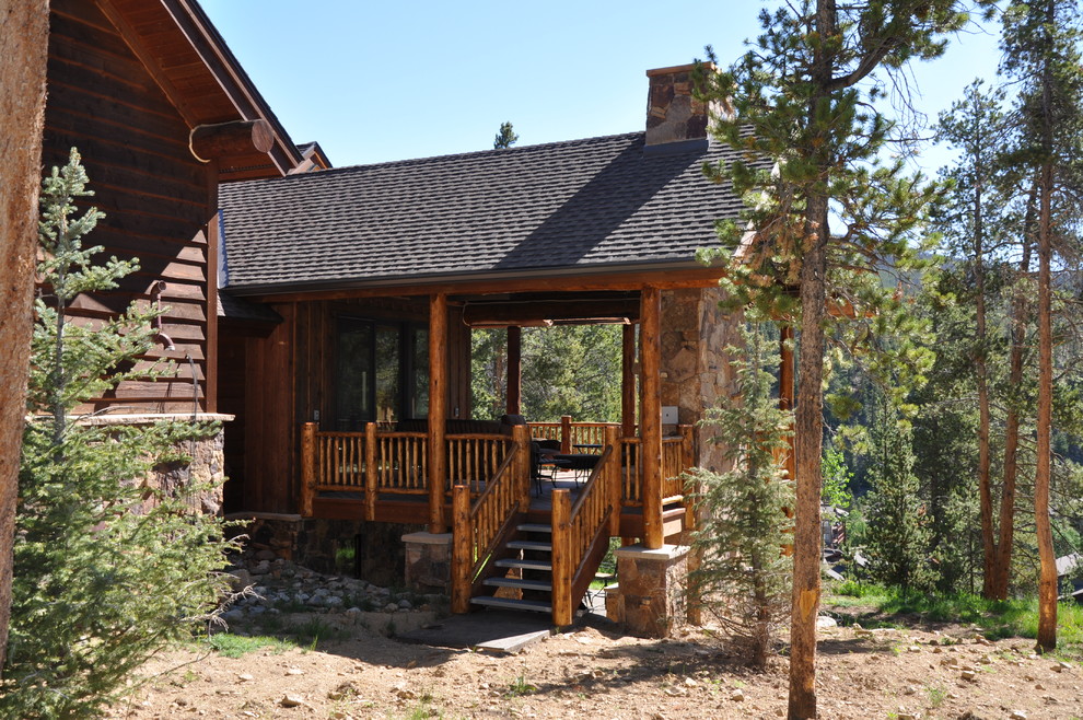 Aménagement d'une terrasse en bois latérale montagne de taille moyenne avec une extension de toiture.