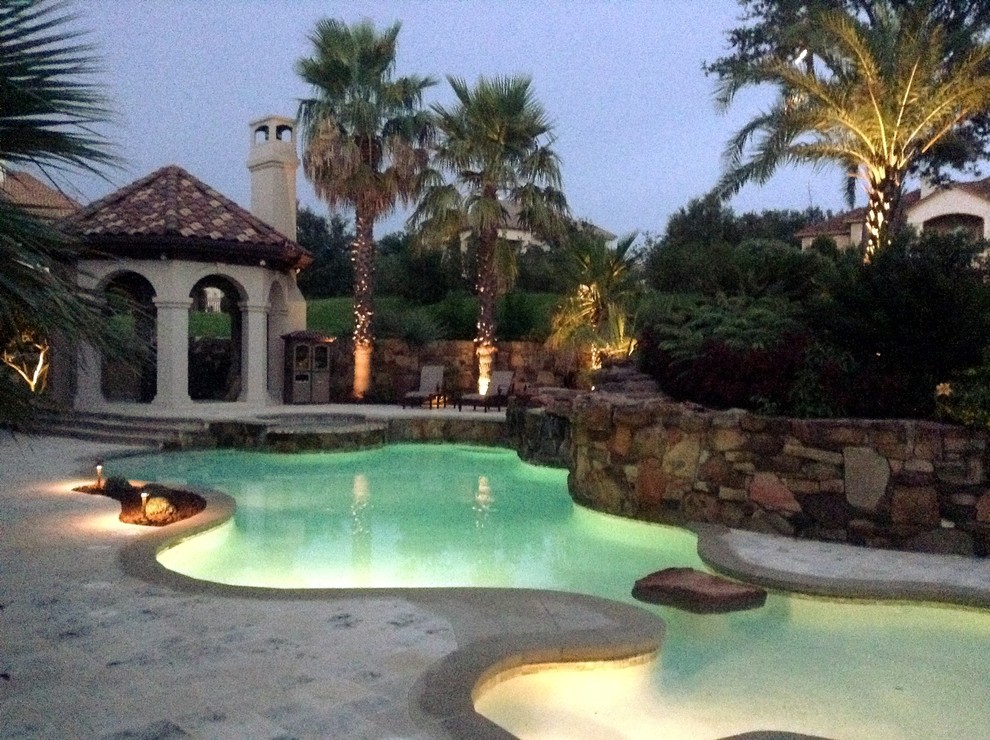 Foto på en pool på baksidan av huset