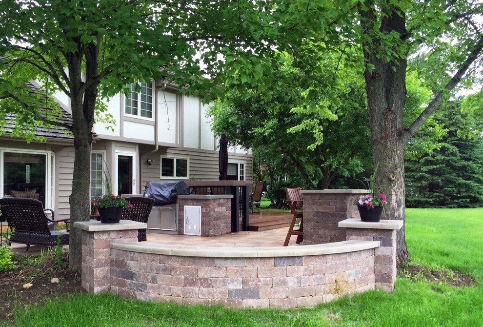 Diseño de patio clásico grande sin cubierta en patio trasero con cocina exterior y adoquines de ladrillo