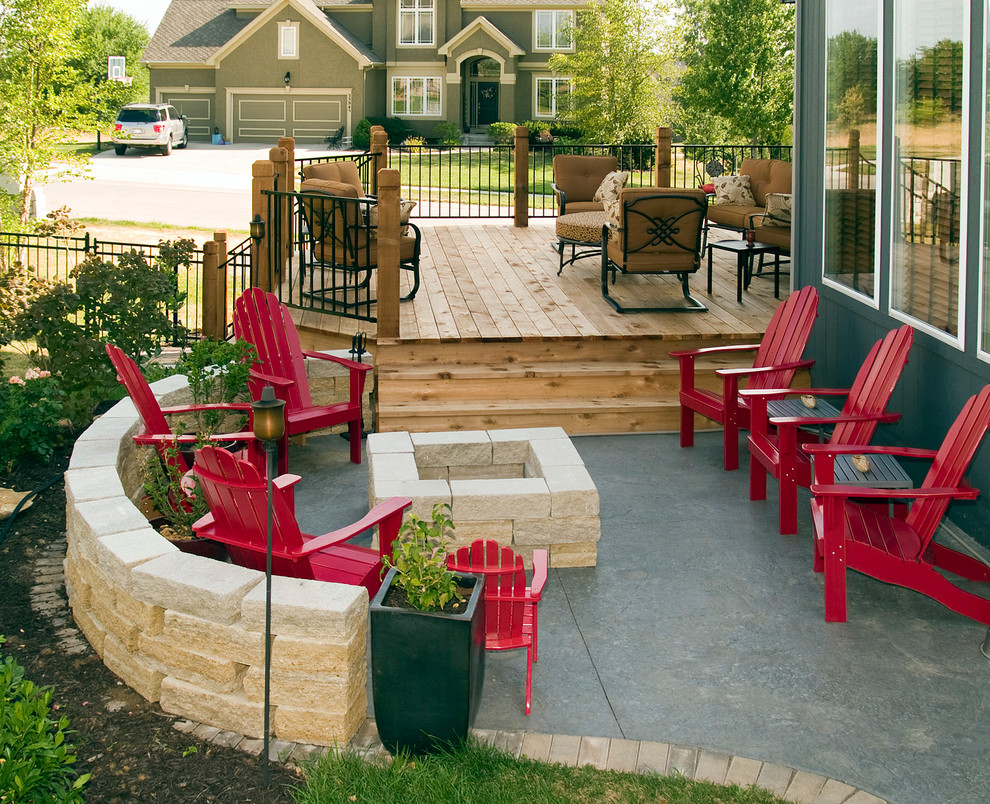 Cette photo montre une terrasse en bois chic.