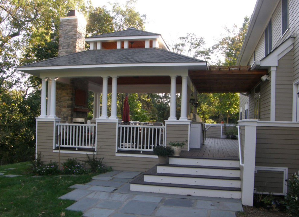 Foto di un patio o portico classico di medie dimensioni e dietro casa con pedane e un gazebo o capanno