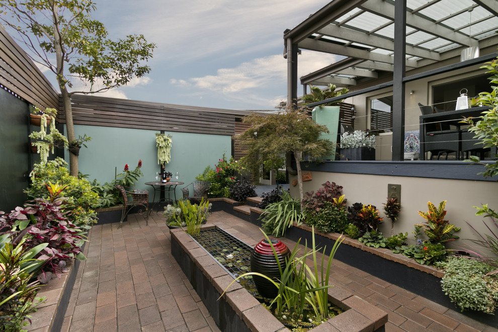 Источник вдохновения для домашнего уюта: двор среднего размера на заднем дворе в классическом стиле с растениями в контейнерах