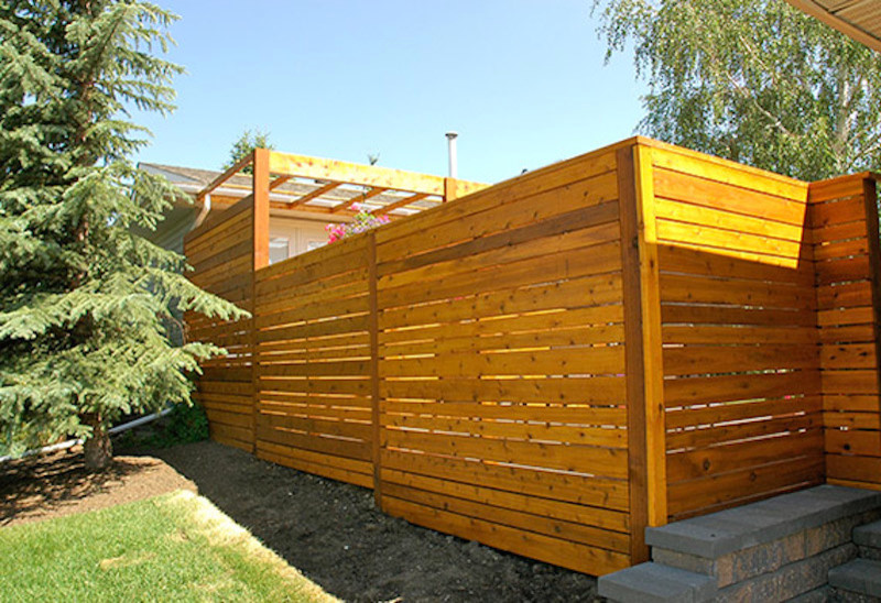 Imagen de patio tradicional renovado grande sin cubierta en patio trasero con jardín vertical y adoquines de ladrillo