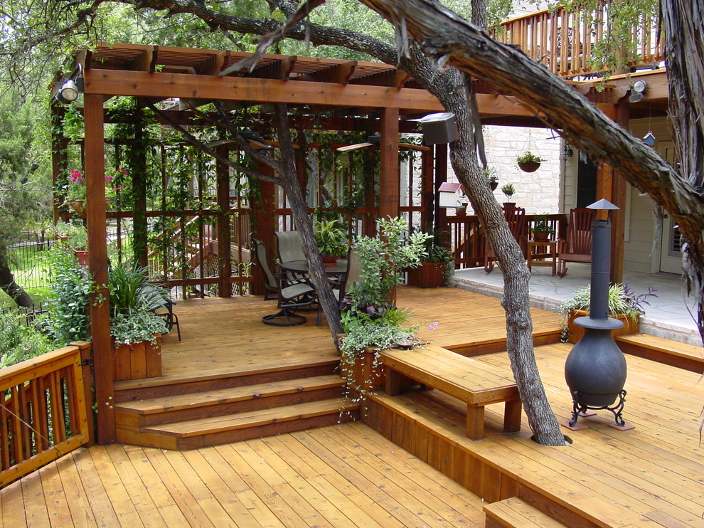 На фото: большая пергола во дворе частного дома на заднем дворе в современном стиле с местом для костра и настилом