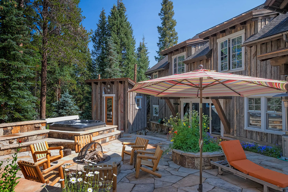 Immagine di un patio o portico design con pavimentazioni in pietra naturale e nessuna copertura