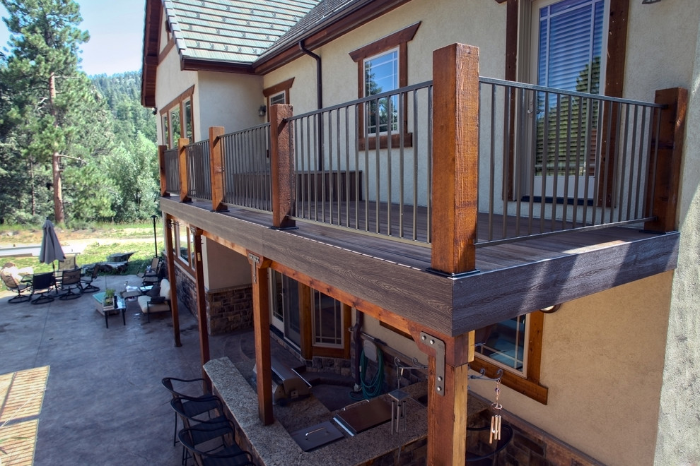 Idée de décoration pour une terrasse en bois arrière craftsman de taille moyenne avec une cuisine d'été et aucune couverture.