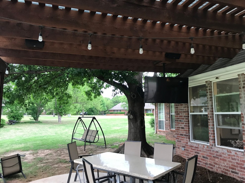 Foto di un patio o portico minimal dietro casa con una pergola