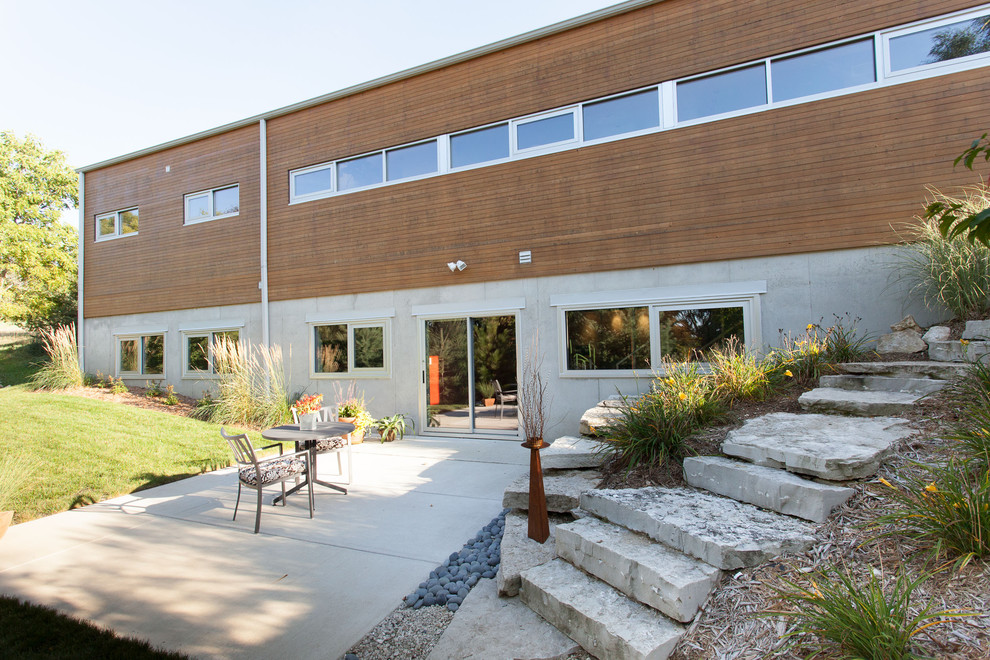 Свежая идея для дизайна: двор в современном стиле с покрытием из бетонных плит без защиты от солнца - отличное фото интерьера
