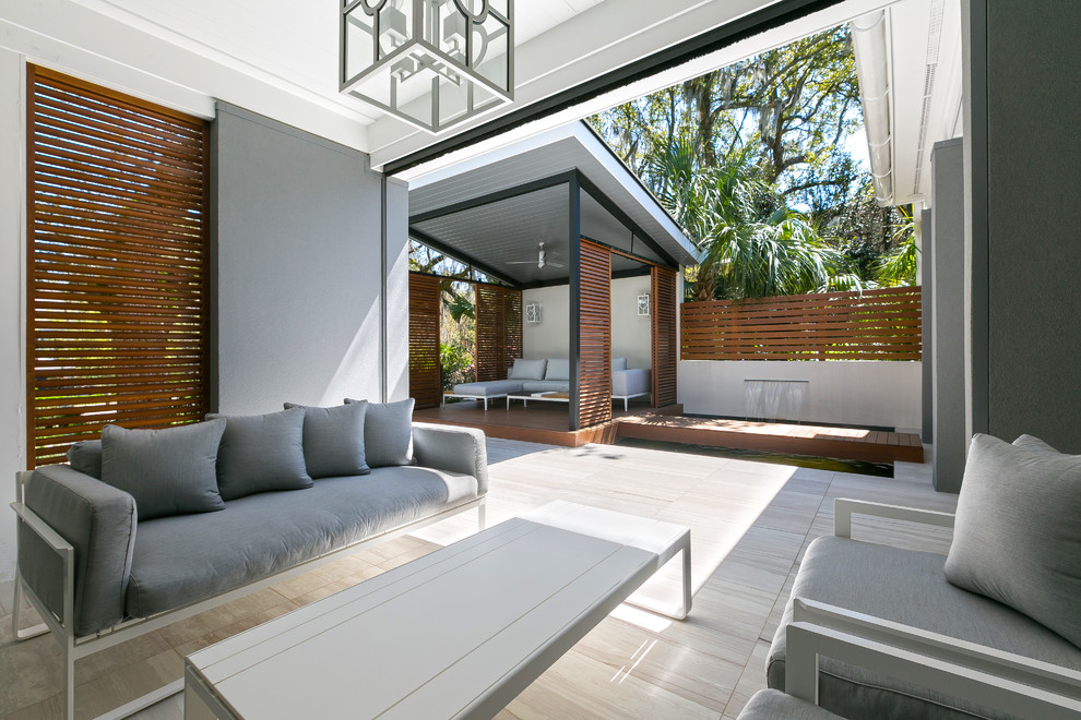 Imagen de patio contemporáneo grande en patio delantero y anexo de casas con cocina exterior y suelo de baldosas