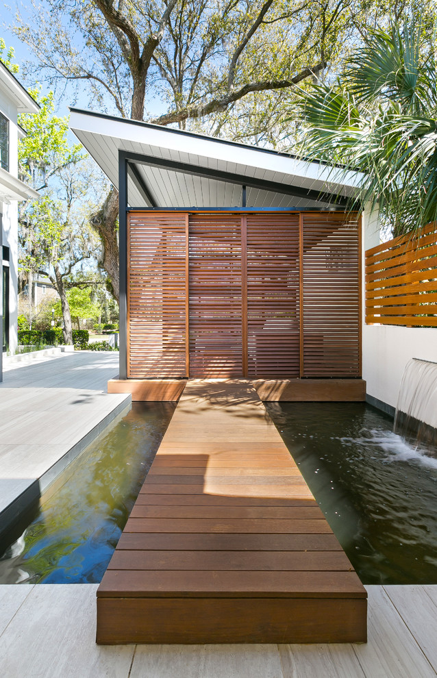 Идея дизайна: большая беседка во дворе частного дома на переднем дворе в современном стиле с фонтаном и покрытием из плитки