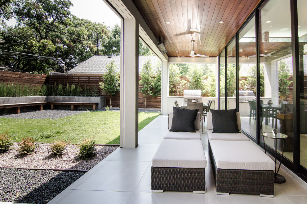 Стильный дизайн: двор среднего размера на заднем дворе в стиле ретро с летней кухней, покрытием из гранитной крошки и навесом - последний тренд