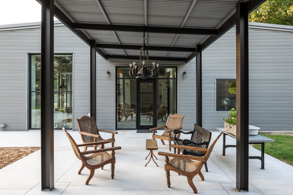 Свежая идея для дизайна: большой двор на боковом дворе в стиле лофт с покрытием из бетонных плит - отличное фото интерьера