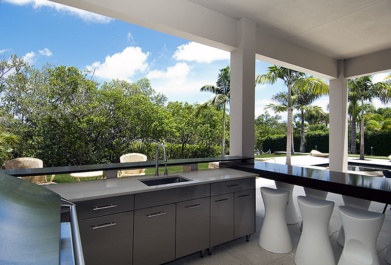 Design ideas for a modern patio in Miami.