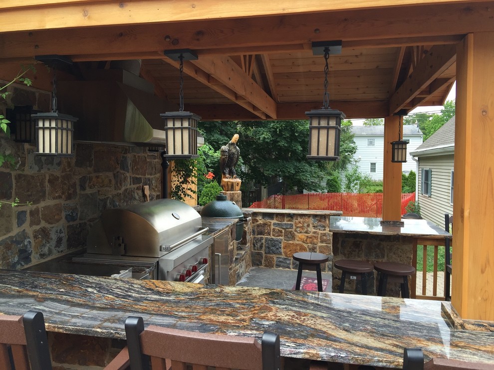 Idée de décoration pour une terrasse arrière chalet avec une cuisine d'été et un gazebo ou pavillon.