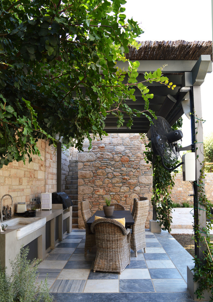 Foto di un piccolo patio o portico mediterraneo dietro casa con una pergola
