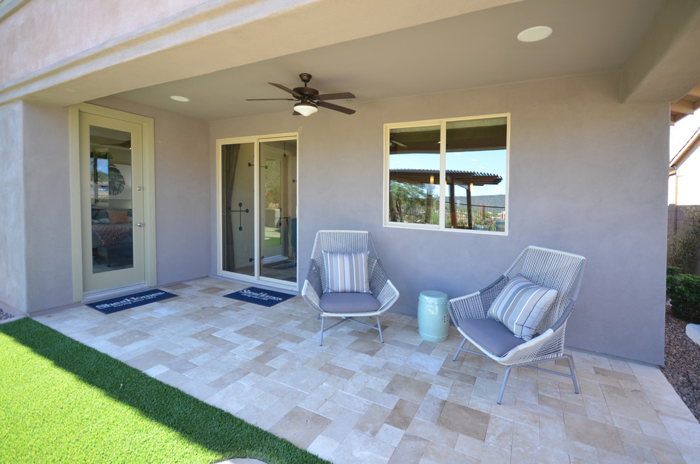 Immagine di un patio o portico minimal di medie dimensioni e dietro casa con pavimentazioni in cemento e un tetto a sbalzo