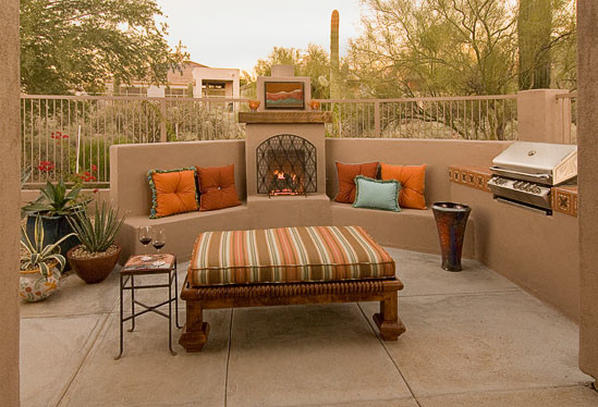 Inspiration pour une grande terrasse arrière sud-ouest américain avec une cuisine d'été, des pavés en pierre naturelle et aucune couverture.