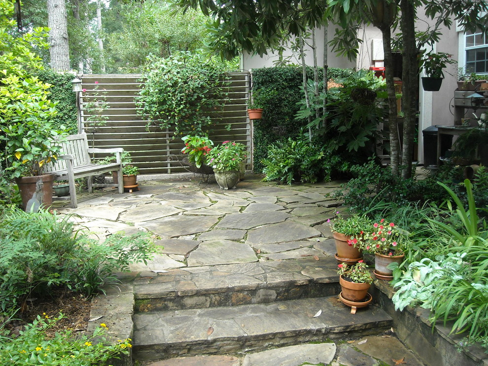 Exemple d'une petite terrasse arrière chic avec des pavés en pierre naturelle et aucune couverture.