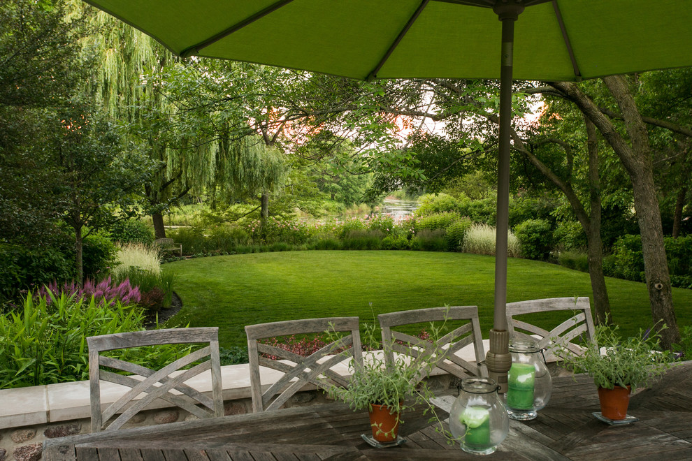 Großer Klassischer Patio hinter dem Haus mit Natursteinplatten und Outdoor-Küche in Chicago