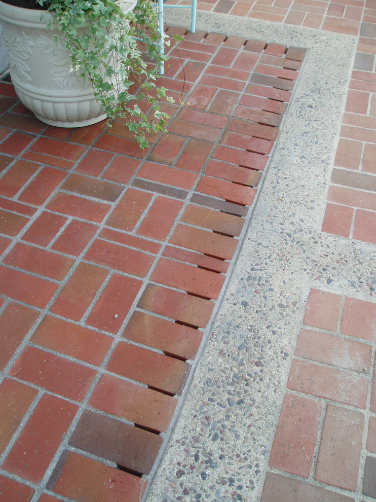 Klassischer Patio hinter dem Haus mit Pflastersteinen in San Diego