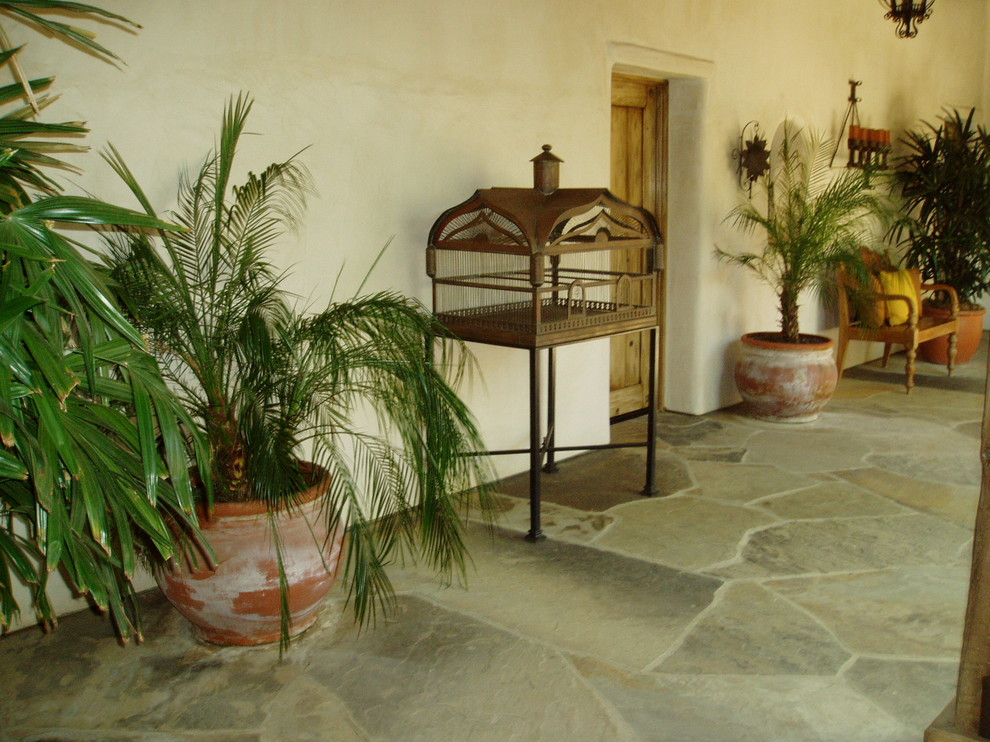 Свежая идея для дизайна: двор на внутреннем дворе в средиземноморском стиле с покрытием из каменной брусчатки и навесом - отличное фото интерьера