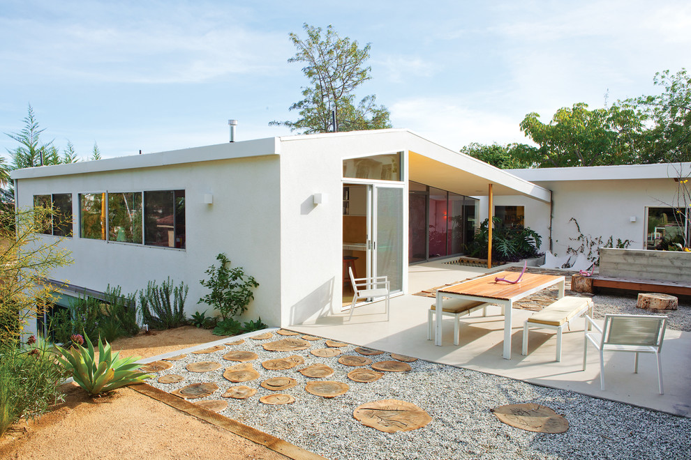 Свежая идея для дизайна: большой двор на заднем дворе в стиле ретро с покрытием из бетонных плит без защиты от солнца - отличное фото интерьера