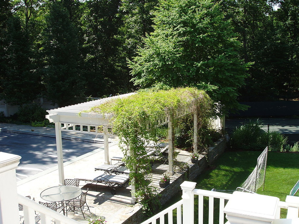 Idées déco pour un mur végétal de terrasse arrière victorien de taille moyenne avec une dalle de béton et une pergola.