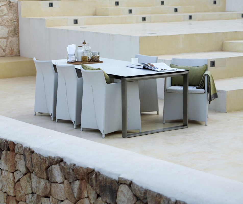 Idée de décoration pour une très grande terrasse latérale design avec une cuisine d'été, des pavés en béton et aucune couverture.