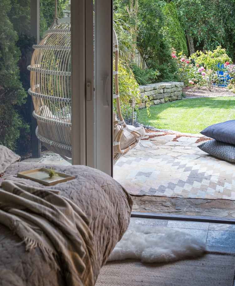 Источник вдохновения для домашнего уюта: двор на заднем дворе в стиле ретро с покрытием из каменной брусчатки