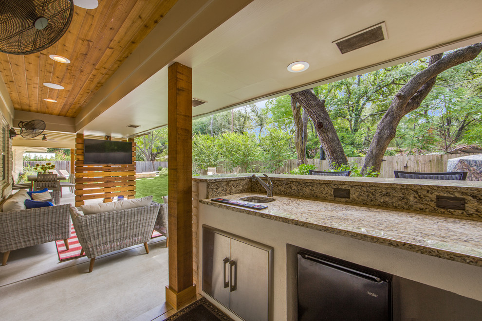 Mittelgroßer, Gefliester, Überdachter Mid-Century Patio hinter dem Haus mit Outdoor-Küche in Austin