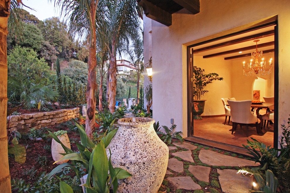 Kleiner, Überdachter Mediterraner Patio neben dem Haus mit Wasserspiel und Natursteinplatten in Los Angeles