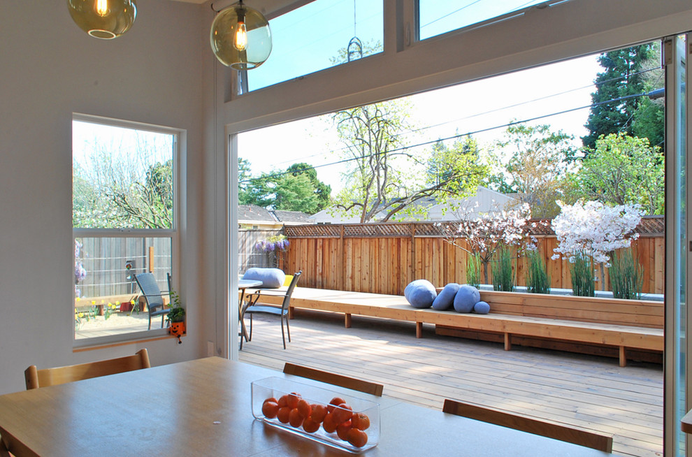 Источник вдохновения для домашнего уюта: двор в современном стиле с настилом и забором
