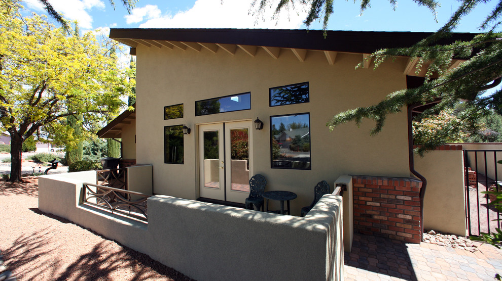 Foto de patio clásico renovado pequeño sin cubierta en patio lateral con adoquines de ladrillo