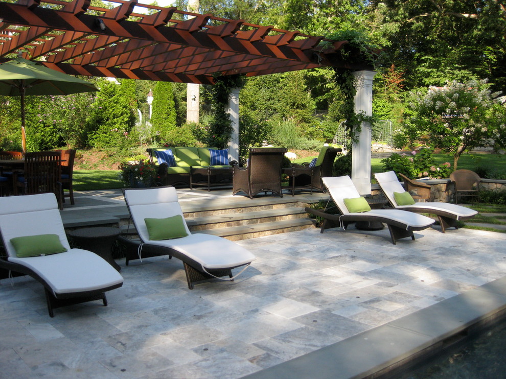 Foto de patio clásico grande en patio trasero con fuente, adoquines de piedra natural y pérgola