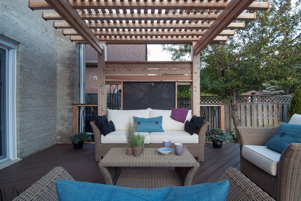 Ispirazione per un patio o portico minimal di medie dimensioni e dietro casa con pedane e una pergola