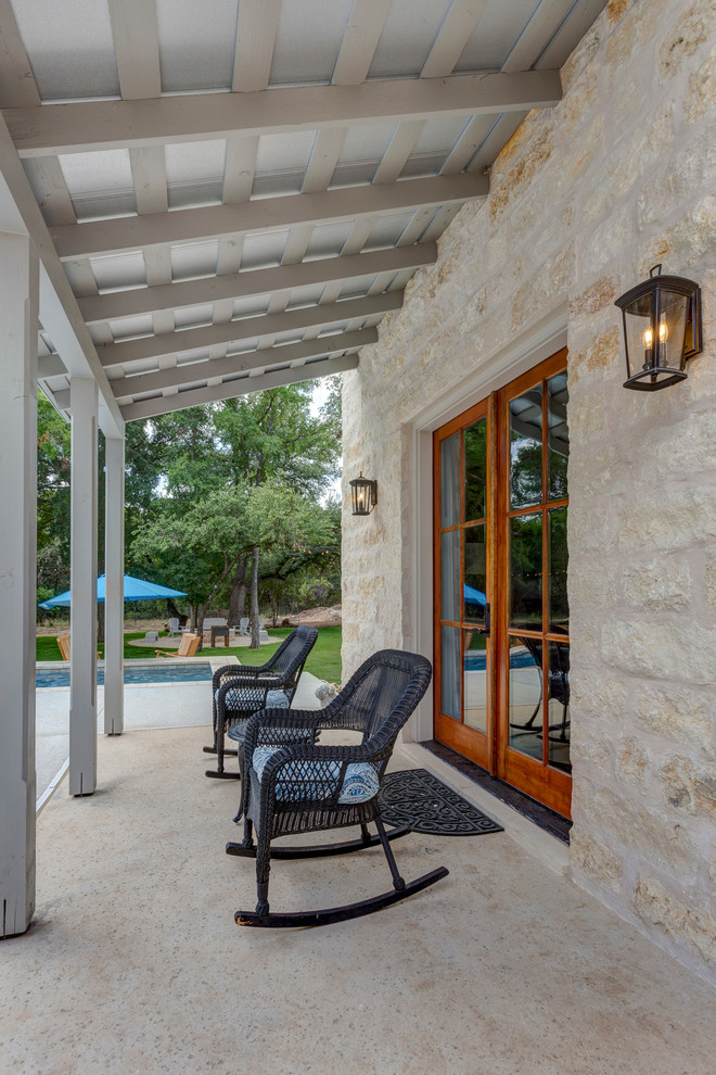Стильный дизайн: двор среднего размера на заднем дворе в стиле кантри с покрытием из бетонных плит и навесом - последний тренд