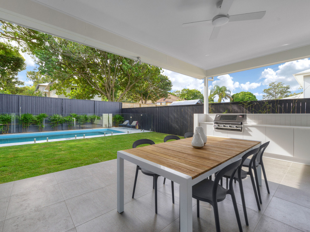 Klassischer Patio hinter dem Haus mit Betonboden und Markisen in Brisbane
