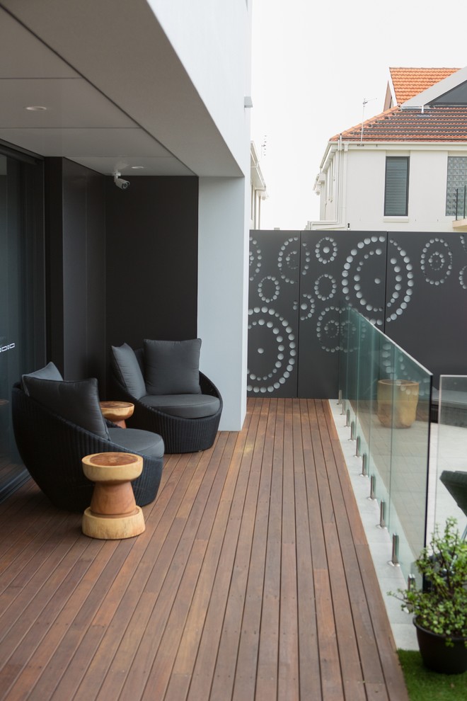 Foto di un patio o portico design di medie dimensioni e dietro casa con pedane